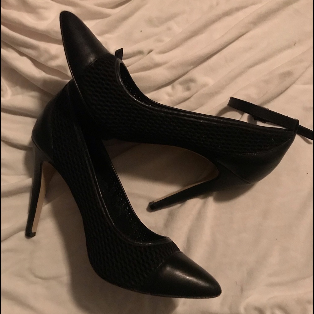 Black leather/net pump